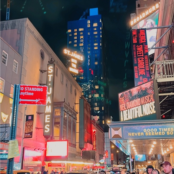 Dress like a New Yorker, I can help 🌃👋🏼 - Picture 2 of 3